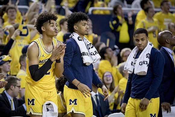 Jordan Poole (2), Ibi Watson (23), and Jaaron Simmons (5)