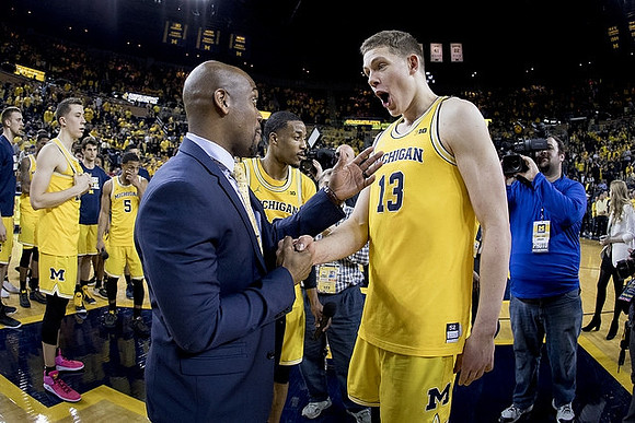 Deandre Haynes, Moritz Wagner (13), Muhammad-Ali Abdur-Rahkman (12), Duncan Robinson (22), and Michigan Team