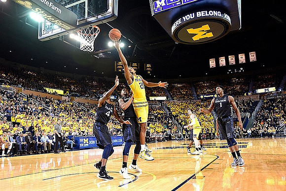 Zak Irvin (21) and Spike Albrecht (2)