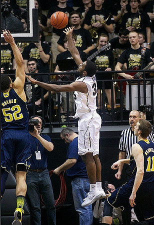Jordan Morgan (52) and Nik Stauskas (11)