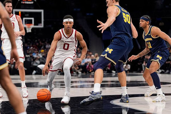 Vladislav Goldin (50) and Roddy Gayle Jr. (11)