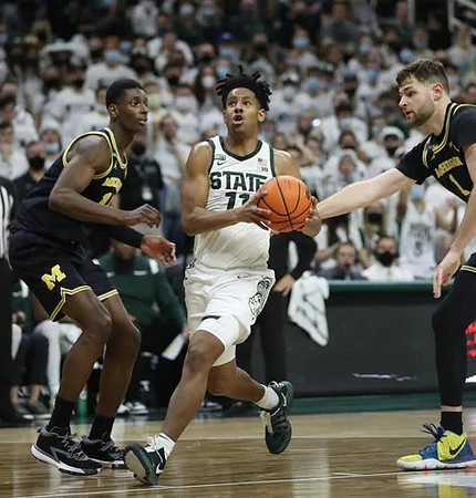 Moussa Diabate (14) and Hunter Dickinson (1)