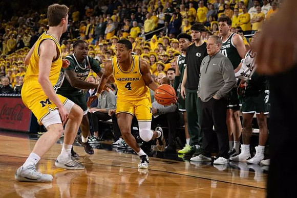 Danny Wolf (1), Nimari Burnett (4), and Michigan State Head Coach Tom Izzo