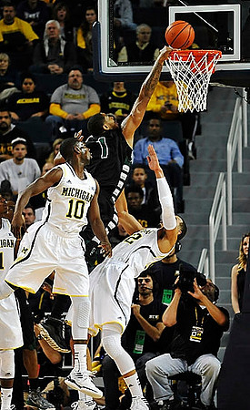 Tim Hardaway Jr. (10) and Jordan Morgan (52)