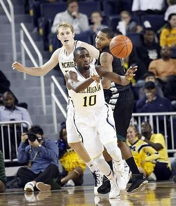 Tim Hardaway Jr. (10) and Blake McLimans (22)