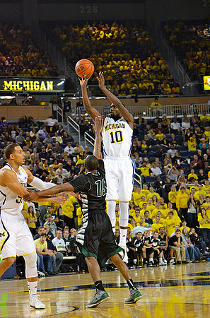 Tim Hardaway Jr. (10) and Jordan Morgan (52)