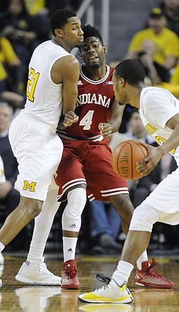 Zak Irvin (21) and Muhammad-Ali Abdur-Rahkman (12)