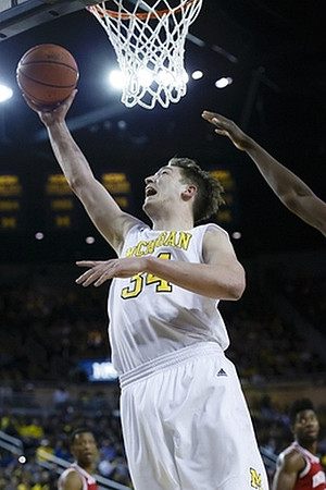 Duncan Robinson (22) and Derrick Walton Jr. (10)