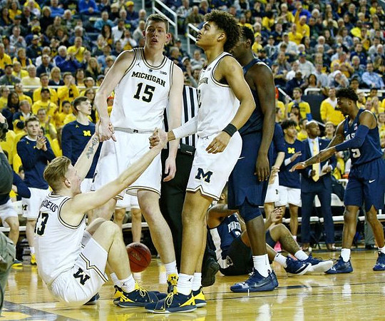 Ignas Brazdeikis (13), Jon Teske (15), and Jordan Poole (2)