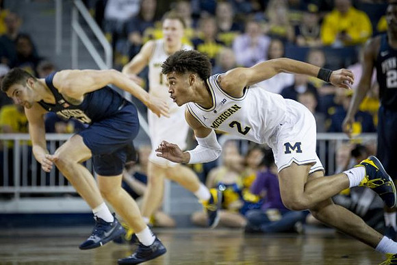 Jordan Poole (2) and Ignas Brazdeikis (13)