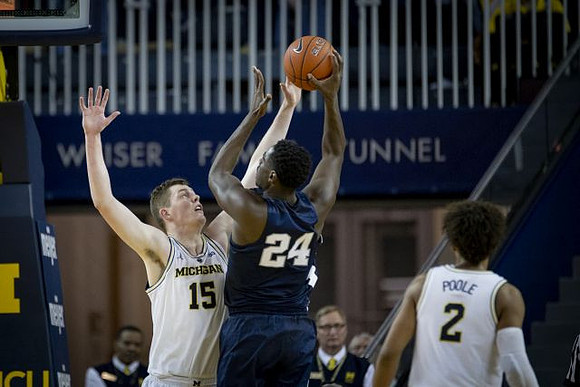 Jon Teske (15) and Jordan Poole (2)