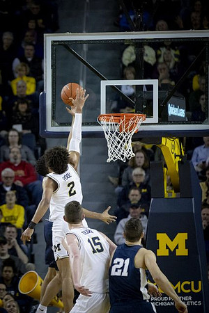 Jordan Poole (2) and Jon Teske (15)