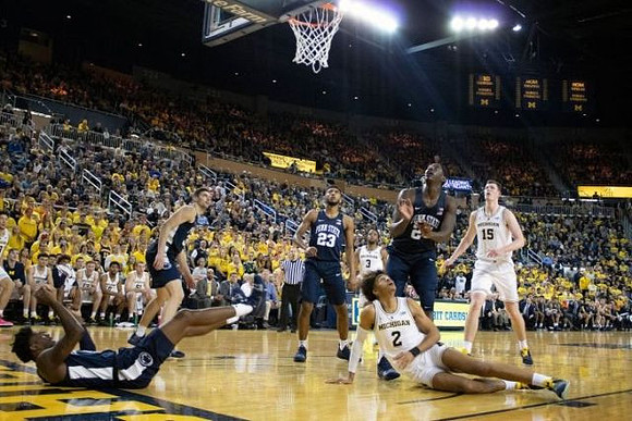 Jordan Poole (2), Zavier Simpson (3), and Jon Teske (15)