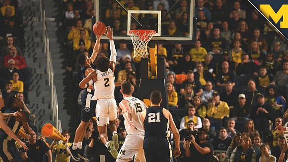 Jordan Poole (2) and Jon Teske (15)