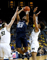 Austin Davis (51) and Jordan Poole (2)