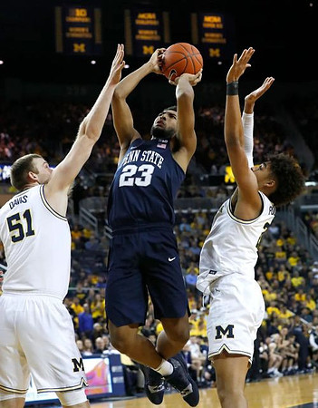 Austin Davis (51) and Jordan Poole (2)