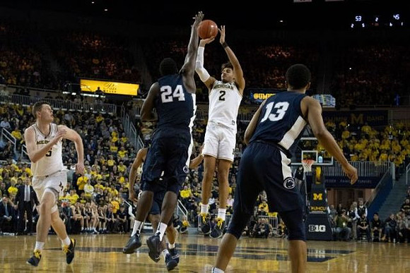 Jordan Poole (2) and Jon Teske (15)
