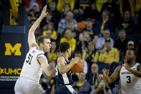 Austin Davis (51) and Zavier Simpson (3)