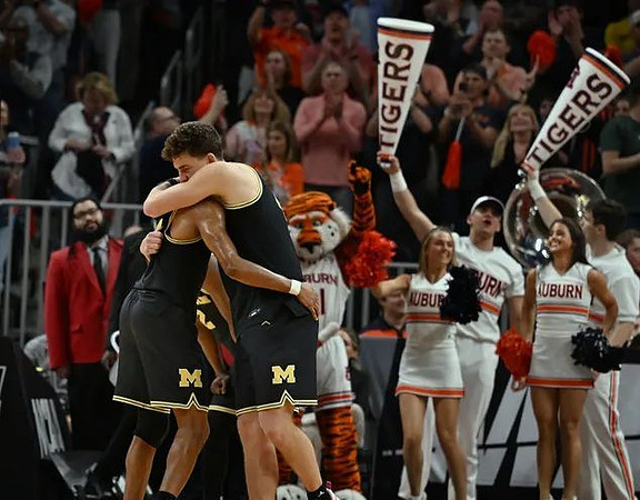Nimari Burnett (4), Will Tschetter (42), and Auburn Mascot