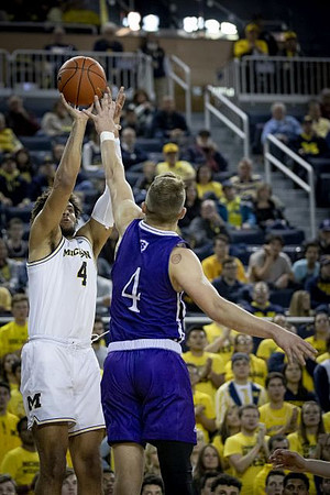Isaiah Livers (4)