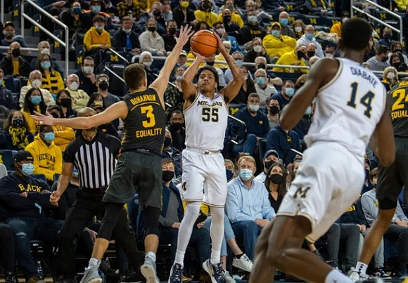 Eli Brooks (55) and Moussa Diabate (14)
