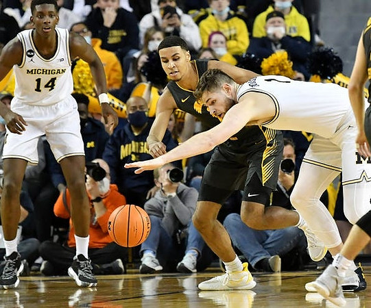 Hunter Dickinson (1) and Moussa Diabate (14)