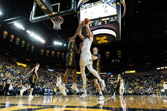 Hunter Dickinson (1), Moussa Diabate (14), and Eli Brooks (55)