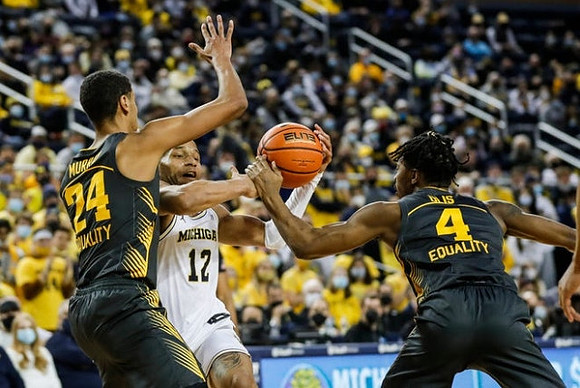 DeVante' Jones (12)