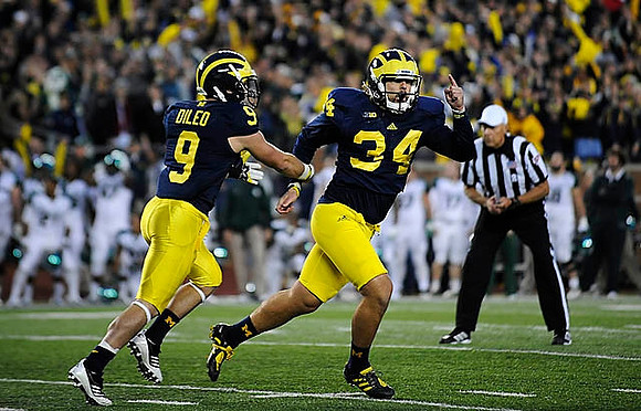 Drew Dileo (9) and Brendan Gibbons (34)