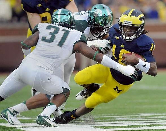 Mike Kwiatkowski (81) and Denard Robinson (16)