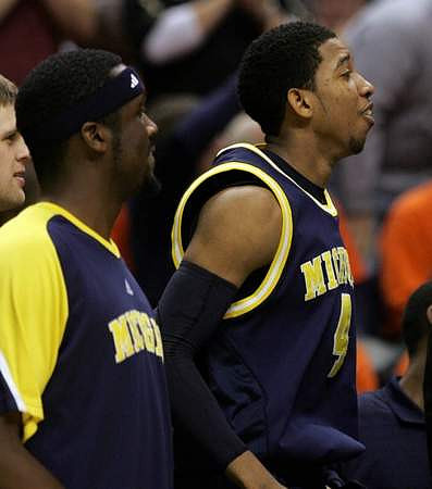 Anthony Wright (12) and Darius Morris (4)