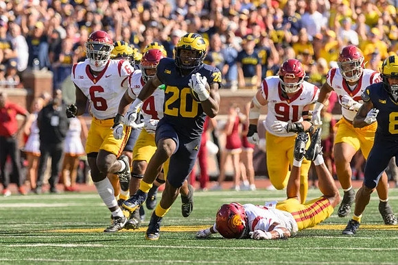 Kalel Mullings (20) and Tyler Morris (8)