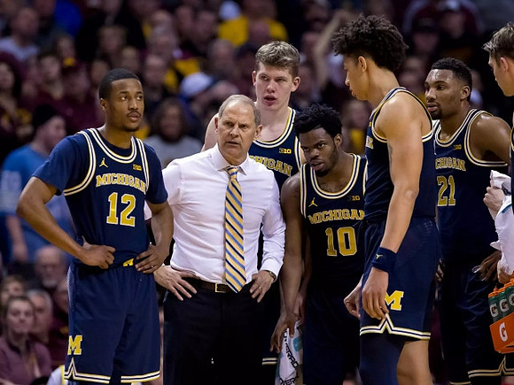 Muhammad-Ali Abdur-Rahkman (12), John Beilein, Moritz Wagner (13), Derrick Walton Jr. (10), D.J. Wilson (5), and Zak Irvin (21)