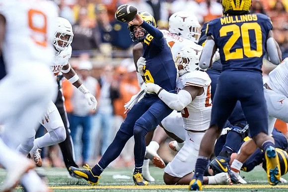 Davis Warren (16) and Kalel Mullings (20)