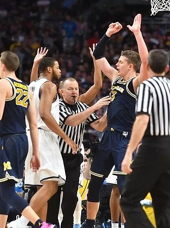 Duncan Robinson (22) and Moritz Wagner (13)