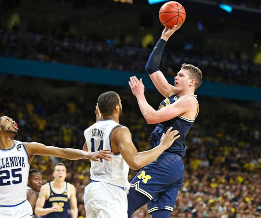 Duncan Robinson (22) and Moritz Wagner (13)