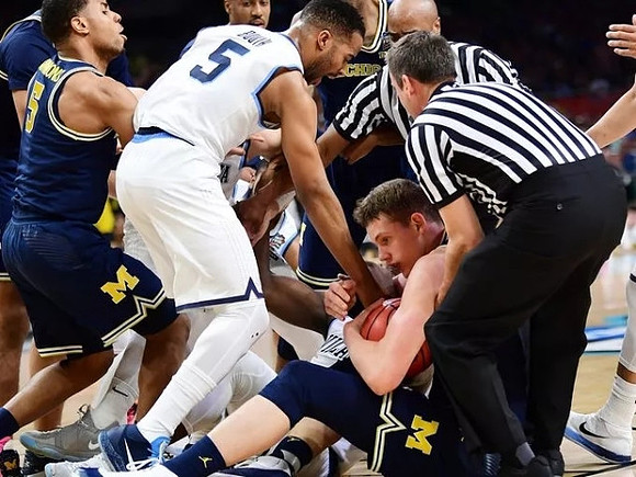 Jaaron Simmons (5) and Moritz Wagner (13)
