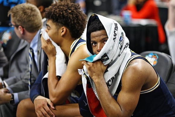 Jordan Poole (2) and Zavier Simpson (3)