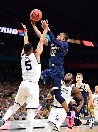 Muhammad-Ali Abdur-Rahkman (12) and Moritz Wagner (13)