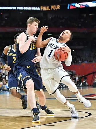 Zavier Simpson (3) and Jon Teske (15)