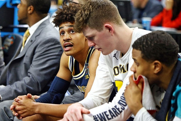 Jordan Poole (2), Jon Teske (15), and Jaaron Simmons (5)