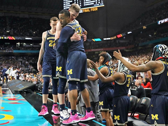 Duncan Robinson (22), Moritz Wagner (13), Muhammad-Ali Abdur-Rahkman (12), and Michigan Team