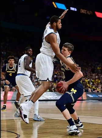 Isaiah Livers (4) and Moritz Wagner (13)