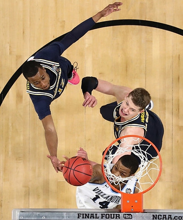 Muhammad-Ali Abdur-Rahkman (12) and Moritz Wagner (13)