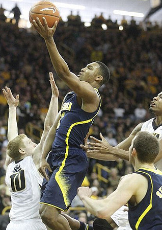 Zak Irvin (21) and Nik Stauskas (11)