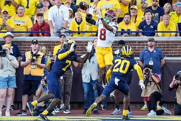 Makari Paige (7) and Jyaire Hill (20)
