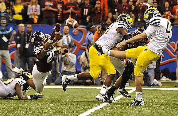 Junior Hemingway (21) and Matt Wile (45)