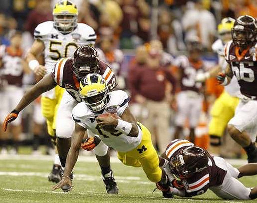 David Molk (50) and Denard Robinson (16)