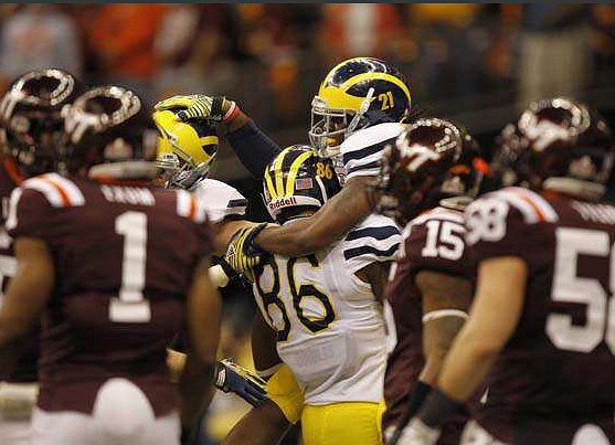 Kevin Koger (86) and Junior Hemingway (21)