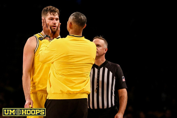 Hunter Dickinson (1) and Juwan Howard